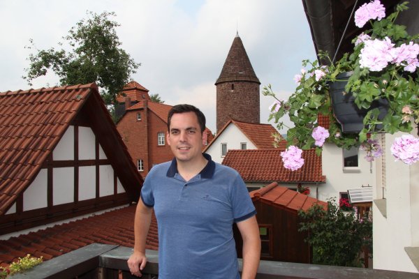 Von seinem Balkon hat Torben Blome einen wunderbaren Blick auf Lügdes Altstadt.  - © Silke Buhrmester