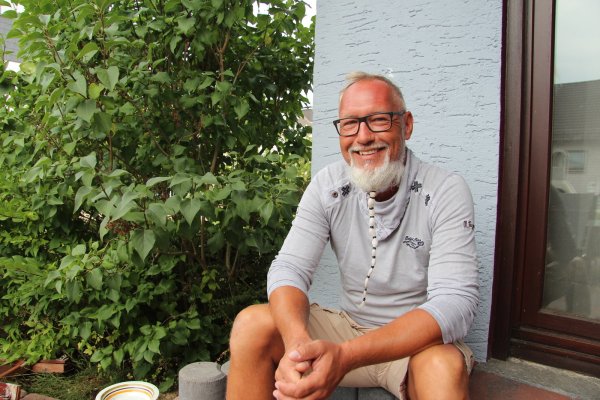 Reinhold Krüger sitzt gerne auf den Stufen seiner Terrasse in Bad Pyrmont. - © Silke Buhrmester
