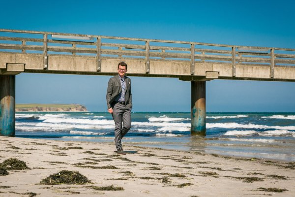 Der Detmolder Raphael Wardecki an der Seebrücke in Boltenhagen. Seit Zweieinhalb Jahren ist er Bürgermeister im Ostseebad. - © Ulrike Pawandenat