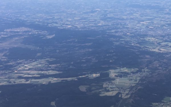 Südlippe von oben: Unten rechts Feldrom mit seinen zahlreichen Windrädern auf dem Bauerkamp. Oben links der Truppenübungsplatz in der Senne mit Bad Lippspringe und Schlangen. - © Peter Allroggen