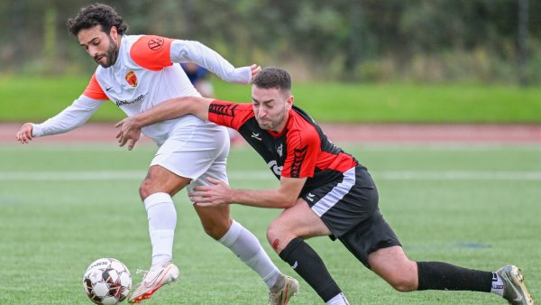 Packende Duelle: Detmolds Enis Cömert (links) setzt sich gegen seinen Hövelhofer Gegenspieler Sinan Caliskan durch. - © Egon Penner