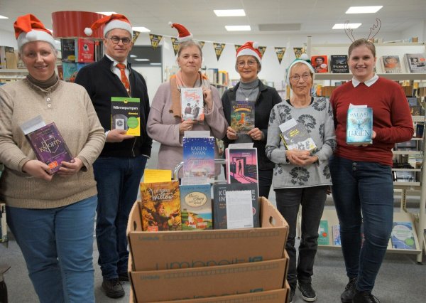 Weihnachtswichtel bei der Geschenkübergabe (von links): Silke Fischer und Michael Biermann mit den Vorstandsmitgliedern des Fördervereins Sabine Budde, Roswitha Heinz, Elisabeth Varnholt und Madeleine Biermann. - © Ulrike Busse/Stadt Lage