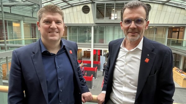 Die Lemgoer Sparkassenvorstände Hagen Eberhardt (links) und Vorsitzender Klaus Drücker zeigen sich mit dem Geschäftsjahr 2023 zufrieden. - © Till Brand