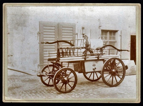 Eine Feuerspritze aus den 1880er Jahren. - © Repro: Horst Biere / Quelle: Stadtarchiv