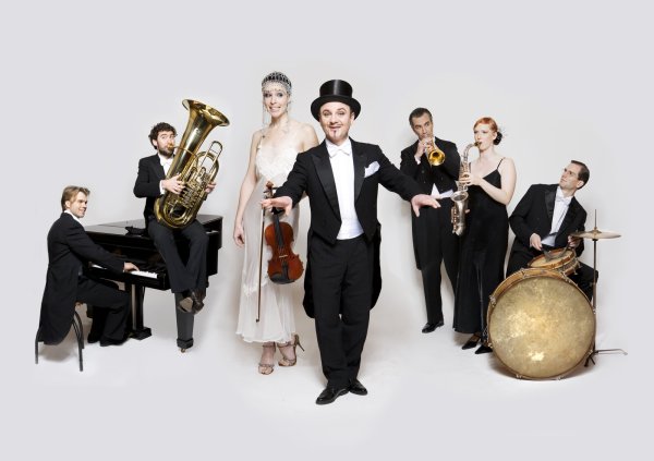 Das "Casanova Society Orchestra" gastiert in Bad Meinberg. - © Frank Eidel
