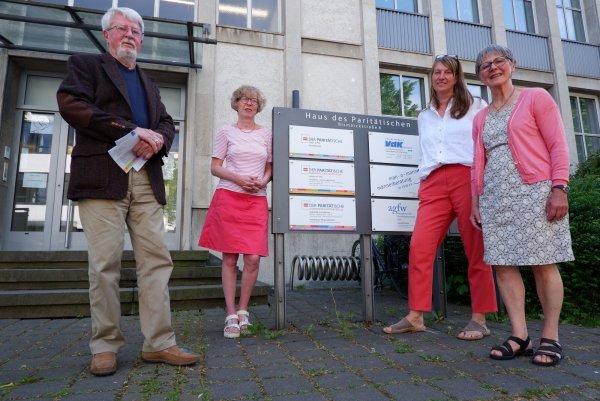 Hans Hermann Schmitz (Lebenshilfe, von links), Anja-Katrin Schneider (Das Dach e.V.), Katrin Büker (Der Paritätische Lippe) und Marianne Baiker-Heberlein (Das Dach) berichten zum Jubiläum des Paritätischen über die Anfänge der Mitgliedsorganisationen. - © Lorraine Brinkmann