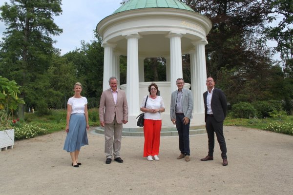 Melanie Koring (von links), Georg Oberkötter (Gesundheitsministerium), Marion Schwarze (Berolina Klinik Löhne/Bad Oeynhausen), Roland Claaßen (OWL GmbH) und Andree Gleißner (Berolina Klinik). - © Stadt Bad Salzuflen