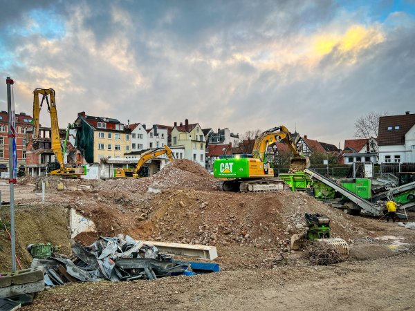 Kurz vor Weihnachten ist von der ehemaligen Einkaufsgalerie kaum mehr etwas zu erkennen. Die abgebrochenen Mauerreste werden zerkleinert, um später als Füllmaterial wiederverwendet werden zu können. - © Raphael Bartling