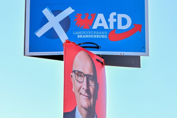 Brandenburg, Frankfurt (Oder): Zwei Wahlplakate der AfD und der SPD mit dem Porträt des Ministerpräsidenten von Brandenburg, Dietmar Woidke. - © Patrick Pleul