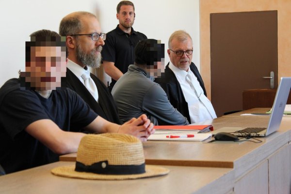 Freundschaft passe? Nach der späten Einlassung des jüngeren Angeklagten (18,links), hier neben Verteidiger Hendrik Schnelle, dürfte die Stimmung unter den Kumpels mehr als angespannt sein. Der ältere Angeklagte (19) will am 4. Prozesstag nicht mal mehr etwas zu seiner Person sagen. Neben ihm sitzt sein Verteidiger Johannes Samen. - © Janet König