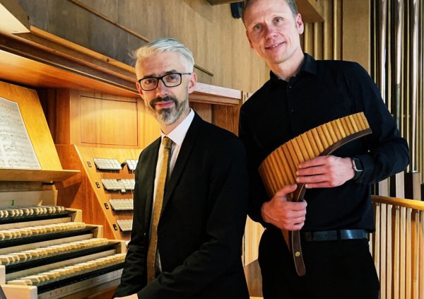 Organist Holger Gehring und Sebastian Pachel (Panflöte) gastieren in St. Marien. - © Marienkantorei Lemgo