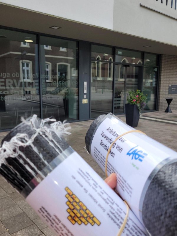 Im Bürgerservice können Sandsack-Rollen abgeholt werden, 5 Euro kostet eine Rolle - die Anleitung ist dabei. - © Astrid Sewing