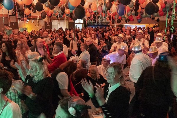 Bilder wie diese wird es in diesem Jahr nicht geben. Rund 600 Karnevalisten haben im vergangenen Jahr die Grün-Weiße Nacht in Berlebeck gefeiert. Wegen der Pandemie musste jetzt eine Alternative her. - © Archivfoto: Laurenz Tegethoff