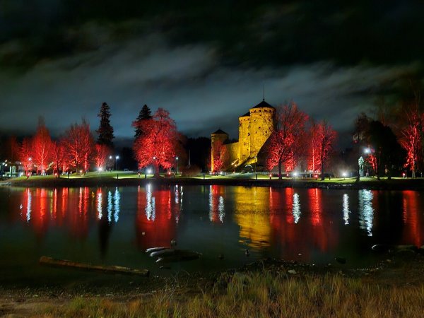 Die Stadt Savonlinna ist berühmt durch ihre Wasserburg Olavinlinna - auf diesem Bild wunderschön illuminiert. - © Dr. Luise Liefländer-Leskinen