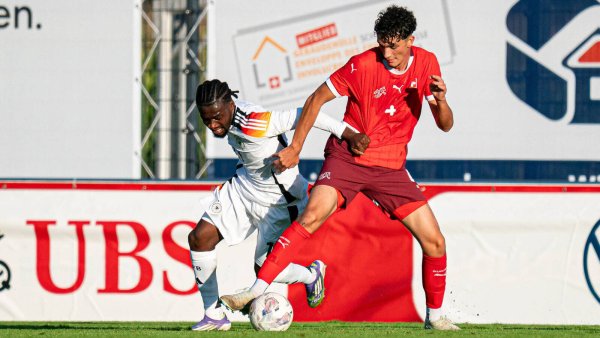 Arminias Benjamin Boakye, hier im Duell mit dem Schweizer Rron Krueziu (r.), kam in der deutschen U20-Nationalmannschaft für 26 Minuten zum Zuge und musste angeschlagen ausgewechselt werden. - © IMAGO/Steinsiek.ch