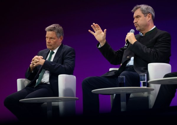 Robert Habeck (l, Bündnis 90/Die Grünen), Bundesminister für Wirtschaft und Klimaschutz, und Markus Söder (CSU), Ministerpräsident von Bayern, nehmen an der Eröffnung der Internationalen Handwerksmesse (IHM) teil. - © Sven Hoppe/dpa