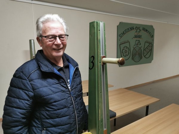 Blickt zurück auf mehr als sechzig Jahre Vereinsgeschichte: Herbert Hohmeier, Vize-Vorsitzender und Gründungsmitglied der Schützenvereinigung Humfeld. - © Sylvia Frevert