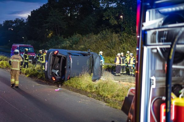 Der junge Bielefelder landete mit seinem Auto auf der Seite. Er konnte sich nicht selbstständig aus seinem Golf befreien. - © Freitag-TV