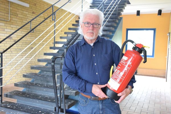 David Clarke, Leiter der Oerly-Musikschule mit Hauptstandort in Lipperreihe, zeigt einen Feuerlöscher, wie ihn die Jugendlichen verwendet haben. Foto: Karin Prignitz - © Karin Prignitz