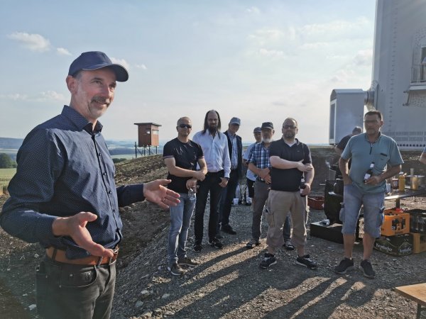 Begrüßt rund 125 Gäste zur Einweihung des Windrads auf dem Alverdisser Bromberg: Projektierer und Windkraft-Bromberg-Geschäftsführer Dr. Dietrich Beverborg. - © Sylvia Frevert