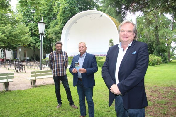 Hans Müller-Hisje (von links) und Thorsten Brand von der GesUndTourismus Horn-Bad Meinberg GmbH sowie Dirk Klapsing, Intendant der Musiklandschaft Westfalen, verweisen auf das erste große Konzert im Rahmen der Veranstaltungsreihe, das möglichst an der Musikmuschel stattfinden soll. - © Cordula Gröne(LZ)