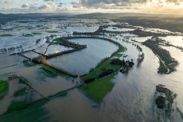 In Porta Westfalicas Stadtteil Veltheim waren große Teile des Gebiets unter Wasser. Am Wochenende ist wieder Regen angesagt. - © Freiwillige Feuerwehr Porta Westfalica/Michael Horst