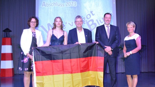 Juniorbotschafterin in den USA: Leandra Grube (Zweite von links) mit ihrer Mutter Britta Grube, dem Bundestagsabgeordneten Christian Haase, ihrem Vater Falk Grube und Schulleiterin Verena-Speer-Ramlow bei der Entlassfeier der Realschule Steinheim. - © Realschule Steinheim