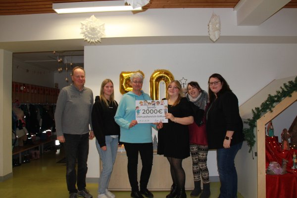 Freude über die Förderung: (von rechts) Romika Heilig (Vorsitzende Förderverein), Diana Friesen (2. Vorsitzende), Nadine Schulze (Kassenwärtin), Katja Hübner Matern (Kita-Leitung Kita Müssen), Leonie Rinne (stellvertretende Leitung) und Reinhard Stükerjürgen (RS-Workshop-Team). - © Förderverein Kita "Kleine Strolche"