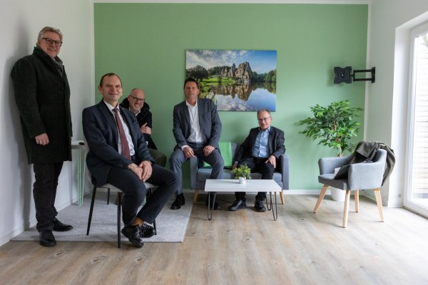Zu Gast in der Musterwohnung für studentisches Wohnen an der Adenauerstraße: (von links) Detmolds technischer Beigeordneter Thomas Lammering, Prof. Dr. Jürgen Krahl, Präsident der Technischen Hochschule OWL, Genossenschaftsvorstand Michael Kirchner, Bürgermeister Frank Hilker und Genossenschaftsvorstand Daniel Klei, Abteilungsleiter Finanzen und Steuern der Stadt Detmold. - © Torben Gocke
