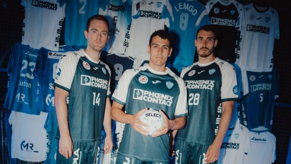Auch ohne Lächeln: Bobby Schagen, Samuel Zehnder und Hendrik Wagner finden das neue Outfit gelungen. - © TBV Lemgo Lippe