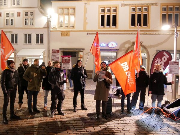 Rund 20 Menschen haben am Donnerstagabend auf dem Lemgoer Marktplatz unter dem Motto „Stoppt den Angriff auf Gaza“ gegen den Krieg im Nahen Osten demonstriert. - © Thomas Krügler