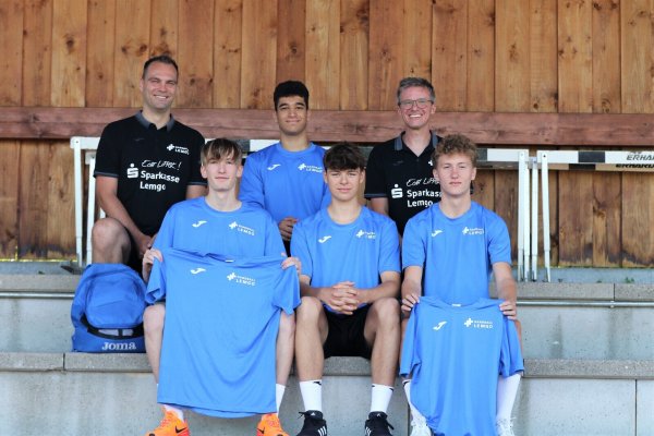 Der A-Jugend-Bundesligist HL Lemgo steigt ins Training ein. Jugendkoordinator Lasse Bracksiek (hinten, links) und Trainer Björn Piontek (hinten, rechts) präsentieren die Neuzugänge David Kroyan (hinten, Mitte) sowie (vorne von links) Fynn Sträter, Eric Byczek und Mick Borkowski. - © Oliver König