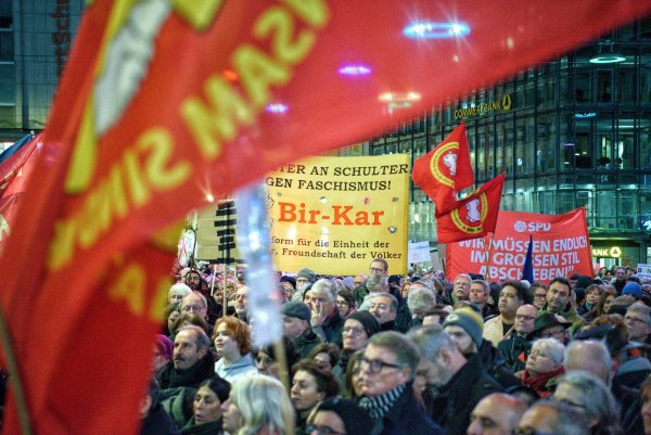 Impressionen der Demo gegen rechts am 30. Januar 2024 auf dem Bielefelder Jahnplatz. 25.000 Menschen demonstrieren gegen die AfD und weitere rechte Gruppierungen. - © Michaela Heinze