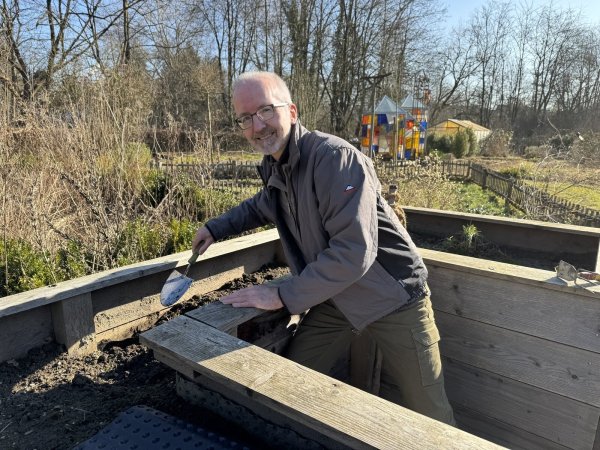 Hartmut Prüßner genießt die Arbeit an der frischen Luft. - © Sandra Castrup