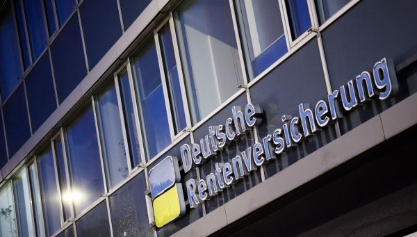 Die Deutsche Rentenversicherung gab bekannt, dass es sich bei ausbleibenden Rentenzahlungen um Falschbehauptungen handelt. - © Julian Stratenschulte/dpa