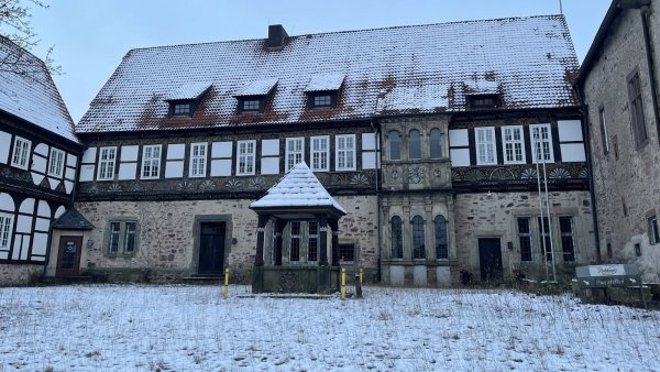Im Innenhof der Burg Blomberg wuchert Unkraut, die Burg liegt im Winterschlaf. Miteigentümerin Christine Eisert schwebt vor, den schönen Platz im Frühjahr für die Öffentlichkeit zugänglich zu machen. - © Silke Buhrmester