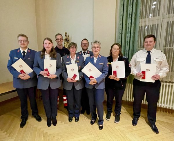 Die Malteser zeichneten Julian Drücke, Johanna Brandes, Dr. Johannes Bittner, Nadine Brandes, Sven Röttger (Ortsbeauftragter), Karin Wolff, Barbara Franze und Mats Hilgenstock für ihr besonderes Engagement aus. Auf dem Foto fehlen Nils Brandes, Philipp Siedentopf und Gian Luca Görder. - © Foto: Anke Butchereit