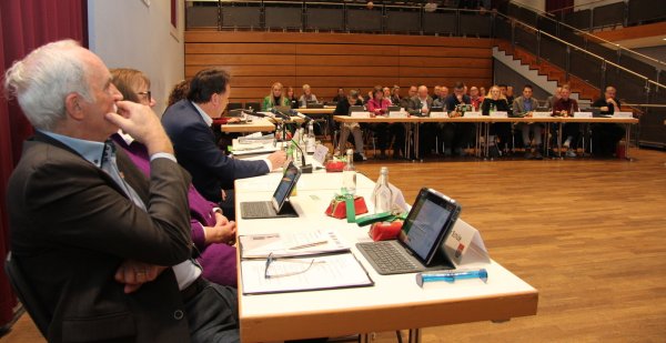 Bürgermeister Frank Hilker (Dritter von links) führt durch die Ratssitzung in der Stadthalle. Neben ihm sitzen seine Stellvertreter, hinten ist die SPD-Fraktion zu sehen. - © Jana Beckmann