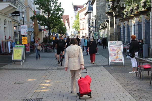 Damit die Detmolder Innenstadt attraktiv bleibt und weiterhin viele Kunden in die Fußgängerzone strömen, möchte die Stadt Gelder aus einem Sofortprogramm des Landes beantragen. Damit sollen Leerstände beseitigt werden. - © Jana Beckmann