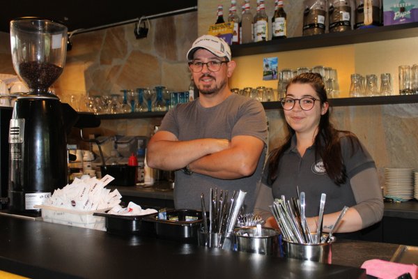 Salvatore Fabrizio und Veronica Barbaro freuen sich über einen erfolgreichen Start des Eiscafés. - © Nico Düllmann