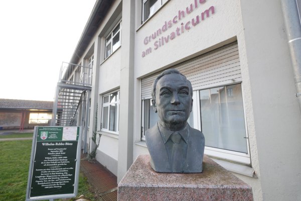 Die Büste von Wilhelm Rebbe, die derzeit an der Grundschule Bad Meinberg am Müllerberg steht, soll mit der Schule an einen neuen Standort am Heinrich-Drake-Platz umziehen. - © Jost Wolf