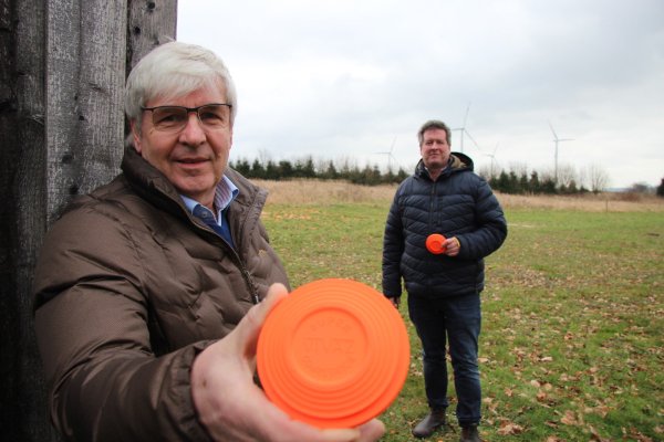 Ekkehard Mönch (links) und Erik Hanken vom Wurfscheibenclub Lippe planen die Modernisierung der Anlage in Hagen. Der hohe Wall soll künftig auch dafür sorgen, dass die Wurfscheiben abgefangen und die zerschossenen Teile aufgesammelt werden können. - © Katrin Kantelberg(LZ)