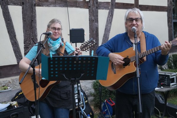 Claudia und Thorsten Kosakewitsch singen vor der Begegnungsstätte Schötmar. - © Jan Christian Pinsch