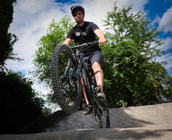 Andreas Hausen nimmt vor dem Sprung noch einmal alles zusammen. Der Biker aus Horn-Bad Meinberg durfte den „Pumptrack" am Potthof kurz antesten. - © Till Sadlowski