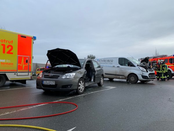 Der Fahrer eines Toyotas musste nach einem Verkehrsunfall auf der Heerserheider Straße / Ecke Daimler Straße von der Freiwilligen Feuerwehr Bad Salzuflen aus seinem Wagen befreit werden. - © Daniel Hobein / Feuerwehr Bad Salzuflen