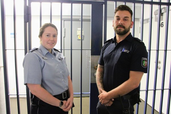 Franziska Lefarth und Nils Brinker gehören zu den vier angehenden Justizvollzugsbeamten, die die JVA Detmold erfolgreich ausgebildet hat. - © Janet König