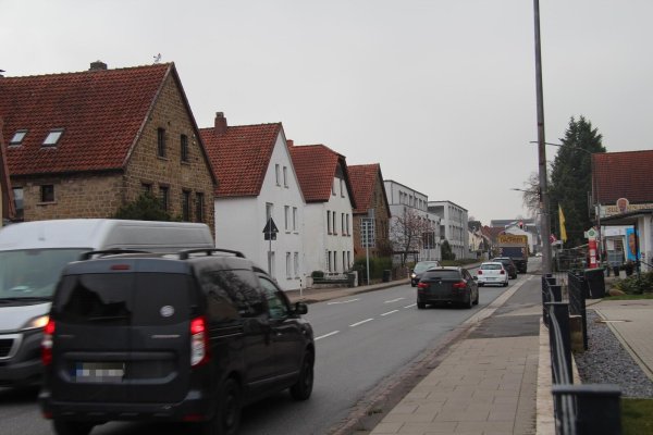 Auf der Lemgoer Straße fließt viel Verkehr. Anwohner fordern Tempo 30. - © Nadine Uphoff