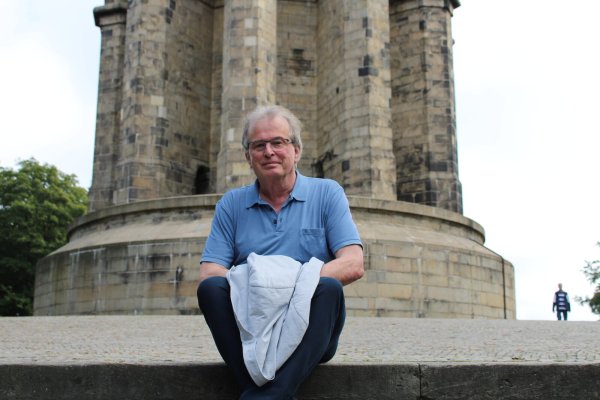 Der AfD Abgeordnete Udo Hemmelgarn vor dem Hermannsdenkmal. Mit dem Ort verbindet der 62-Jährige viele familiäre Erinnerungen. - © Philipp Kersten
