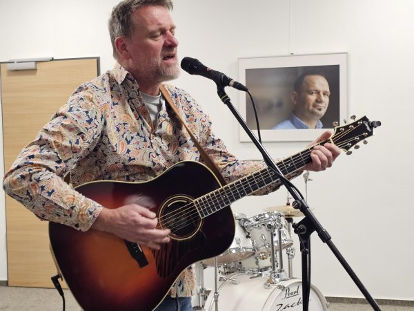 Dirk Schelpmeier hat einige der Fotografien der Ausstellung im Lagenser Forum beigesteuert und die Eröffnung musikalisch begleitet. - © Astrid Sewing