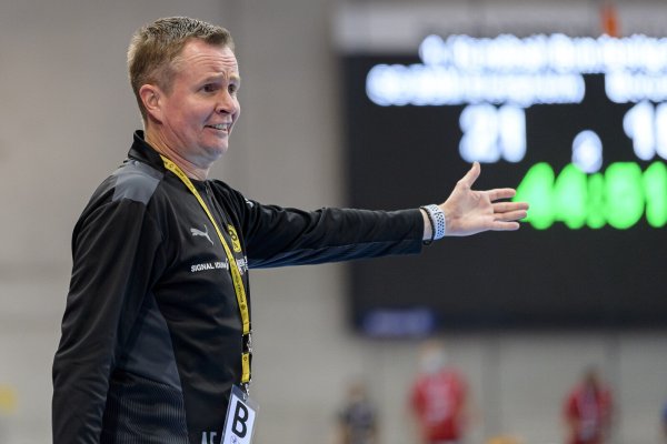 Trainer André Fuhr als Trainer des Frauenhandball-Teams von Borussia Dortmund. - © Marco Wolf/picture alliance/dpa